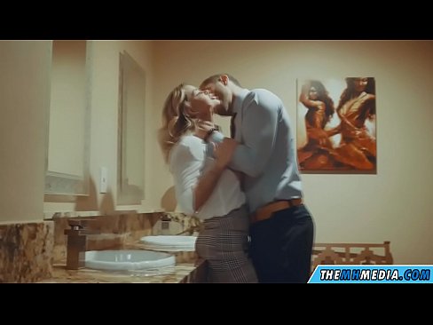❤️ Rehefa mamitaka anao ao amin'ny trano fidiovana ho an'ny besinimaro ny blonde be busty ❤ Super sex amin'ny mg.28films.ru ❌️❤